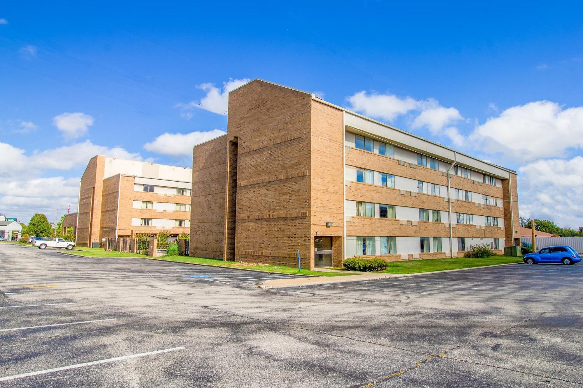 Tulsa Square Hotel Central, I-44 By Oyo Экстерьер фото